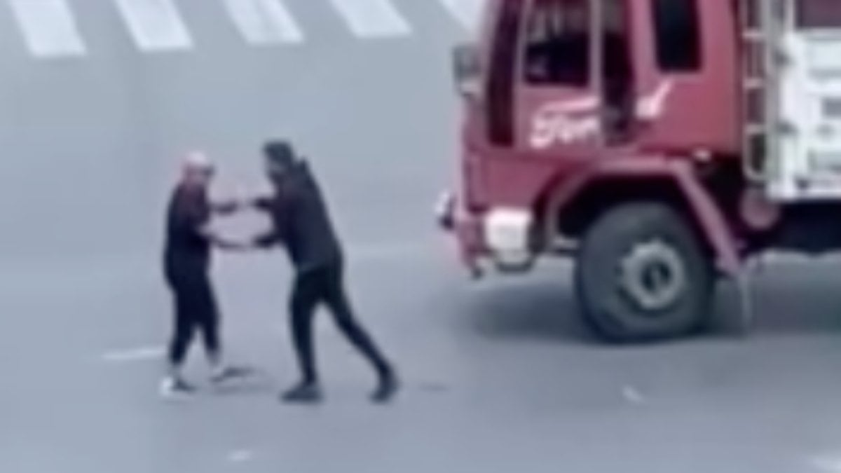 İstanbul’da kaza yapan motorcu kaskıyla kamyon şoförüne saldırdı